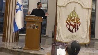 ברכה על הלל ביום העצמאות גם לנוהגים כרב עובדיה יוסף, שו"ת יביע אומר. חלק ב, הרב אלי זילכה (קהילת אבני החושן) - התמונה מוצגת ישירות מתוך אתר האינטרנט יוטיוב. זכויות היוצרים בתמונה שייכות ליוצרה. קישור קרדיט למקור התוכן נמצא בתוך דף הסרטון