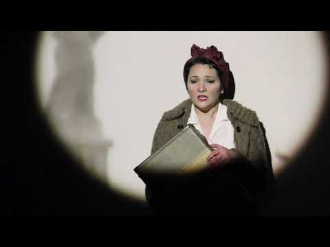 Η [[#Guerilla Opera#]] ιδρύθηκε το 2007 από τους [[#Aliana de la Guardia [Αλιάνα ντε λα Γκουάρδια]#]], [[#Rudolf Rojahn [Ρούντολφ Ρόχαν]#]] και [[#Mike Williams [Μάικ Ουίλιαμς]#]]. Πρόκειται για καλλιτεχνικό οργανισμό που με όχημα τη μουσική και το θέατρο στοχεύει στον κοινωνικό και πολιτικό σχολιασμό, την ευαισθητοποίηση για σύγχρονα ζητήματα και την ενίσχυση της κριτικής σκέψης και του διαλόγου. Το βίντεο αποτελεί το τρέιλερ της πολυμεσικής, βιωματικής όπερας Ellis, σε μουσική του [[#Gabriele Vanoni [Γκαμπριέλε Βανόνι]#]] και λιμπρέτο της [[#Ewa Chruściel [Έβα Χρούστσελ]#]]. Η όπερα δίνει ζωή σε ξεχασμένες φωνές του παρελθόντος μέσα από αληθινές ιστορίες μεταναστών προς τις ΗΠΑ, υπενθυμίζοντας πως είμαστε όλοι περιπλανώμενοι που αναζητούμε έναν τόπο για να τον κάνουμε σπίτι μας. 