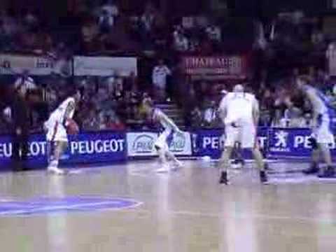 14 17-11-07 BCO-Mons - Beresterke Brunner met rebound en sco