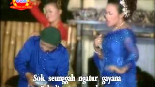 Download lagu Dewi Azkiya - Bajidor Sohor mp3 Download lagu Dewi Azkiya - Bajidor Sohor mp3