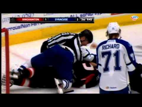 Mark Borowiecki vs Philippe Paradis