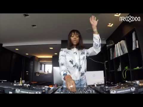 Mine Mía at Room Fm