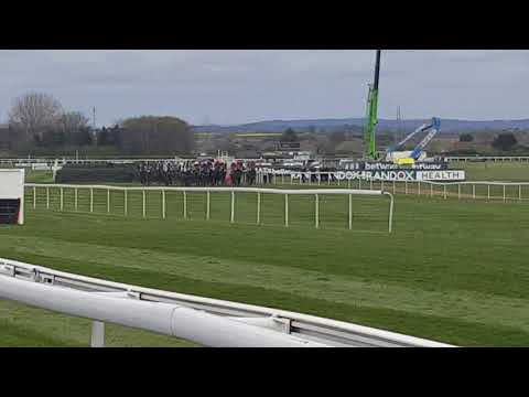 Aintree Foxhunters 2017 - dineur - jumping the chair.