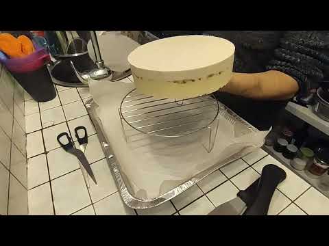 Glassa a specchio al cioccolato fondente, ricetta semplice e tutorial per glassare.