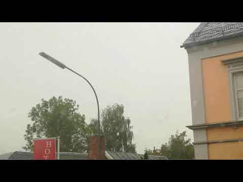 Heftiges Gewitter Baum und Mast gestürzt nah einschlag