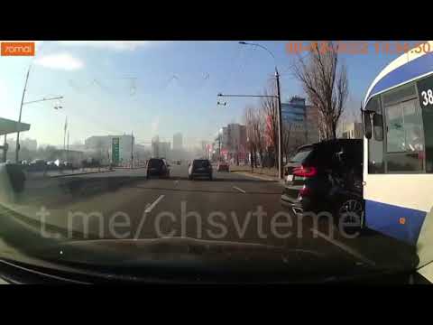 Accident între un BMW și un troleibuz în Chișinău