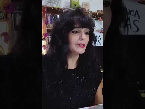 Leyendo poesía en casa. Ana Gervasio.Italo .Córdoba, reside en Buenos Aires. Argentina