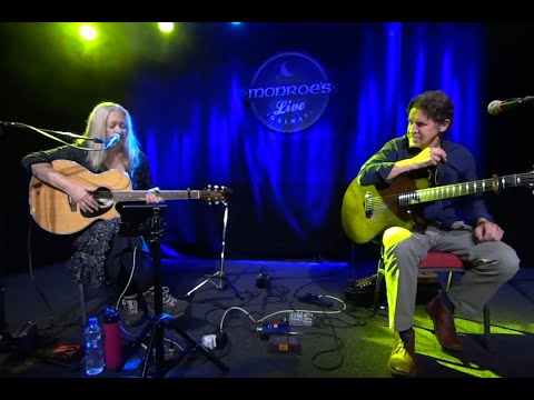 Sally Barker & Frank Kilkelly perform Sally's song 'Two Hearts' at Munroes, Galway, Éire July 2023