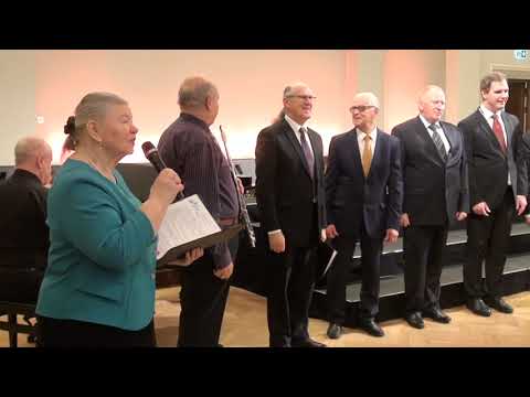 Vok. ansamblis 'Senozols" VEF Kultūras pils senioru kluba kolektīvu koncertā AR VĒJA KAMANĀM