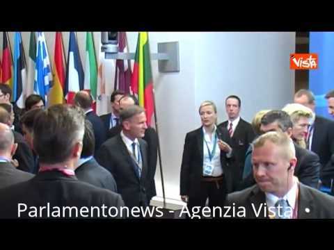 ESCLUSIVA MERKEL LETTA E' GELO LEI LO IGNORA ALL'USCITA AGENZIA VISTA