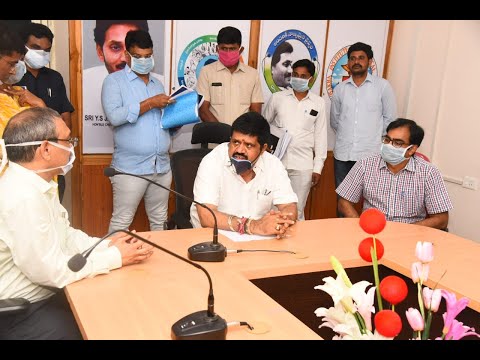 ట్రాఫిక్ పోలీస్ వారు వర్షంలో తడుచుకుంటూ లంకెలపాలెం జంక్షన్లో వైజాగ్ సిటీ లోకి వాహనాలు వెళ్లకుండా విధులు నిర్వహిస్తున్నారు,Vizagvision....