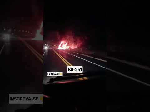 Carreta pega fogo na BR-251 KM 428 próximo o trevo de Riacho dos Machados.