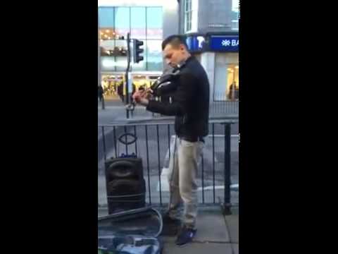 Canta la vioara pe strazile din Scotia