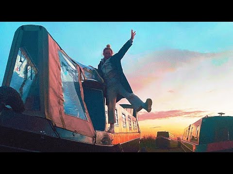 "We bought a mouldy narrowboat on Facebook Marketplace - it saves us £10k on rent" | SWNS