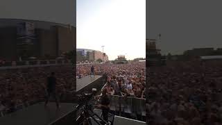 How it started vs how it’s going! #BreakUpInABarTour #EliYoungBand #CountryMusic #Festival