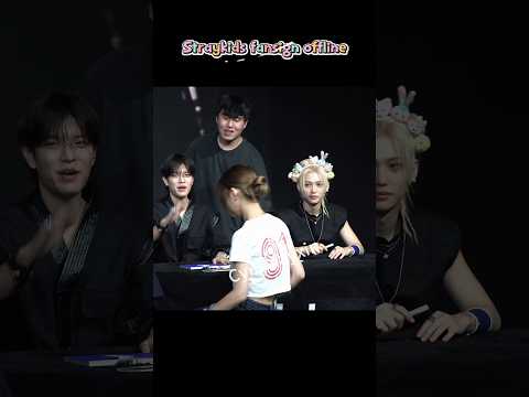 Lucky stay at the fansign offline event 💗🐣🐶 ☺ #felix #straykids #seungmin #ceremony #skzfanmeeting