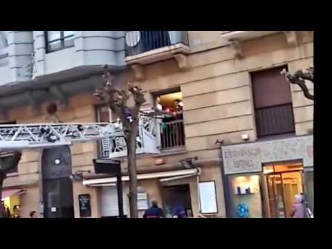 RESCATE POR LA VENTANA DE OBESO MORBIDO POR BOMBEROS