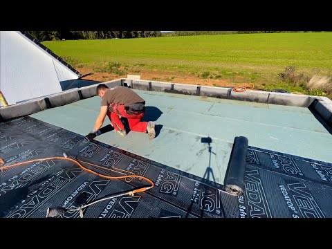 Flachdach abdichten: Gefälledämmung einbauen, Schweißbahn verlegen, Oberlage mit Brenner schweißen