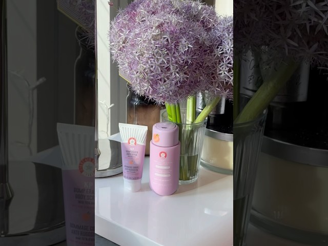 Vídeo relacionado con First Aid Beauty - KP Smoothing + Brightening Body Lotion with 10% AHA, Lactic Acid, Urea + Colloidal Oatmeal, Exfoliate + Moisturize, Banish Keratosis Pilaris Bumps, NEW Peach Scent (190 g)