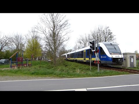 RB33 nach Bremerhaven HBF fährt durch den Bahnübergang am Barwarderweg, Imsum