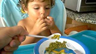 Comiendo guisantes y cebolla