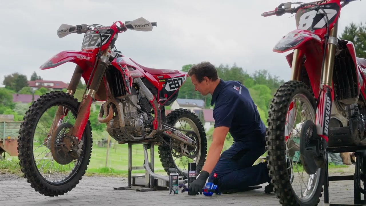 LIQUI MOLY Kettenpflege: Motorbike Anwendung mit Kettenbürste & Sprühschutz
