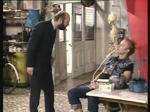 The Young Ones - S1E4- "Bomb" (subtitulado) (1982)