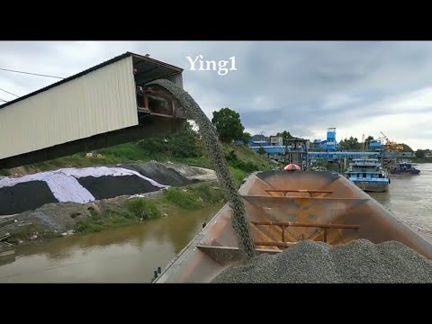 Barge loading and unloading 6000 tons of concrete gravel - the weather is very bad today