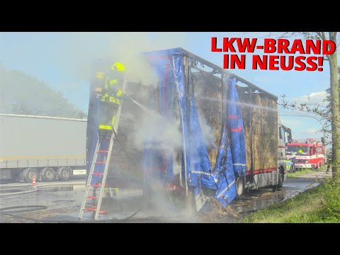 [AUSGEDEHNTER LKW-BRAND] - Stroh entzündet sich mehrfach | Starke Rauchentwicklung | Feuerwehr Neuss