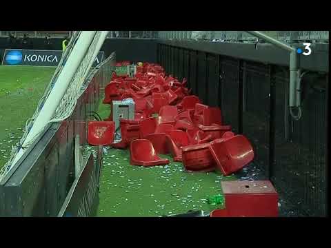 VAFC - RC Lens : des supporters de Lens jettent des sièges sur la pelouse à la fin du match