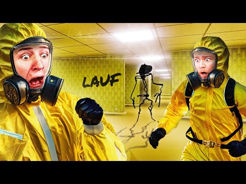 The *NEW* Backrooms Multiplayer Game is ABSOLUTELY SICK