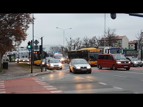 [UTRUDNIONY PRZEJAZD][PRIORITY] Alarmowo! E01 062 - Fiat Ducato z WSRM Łódź przebija się przez korek