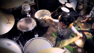 3 year old drummer Lee