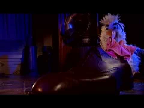 Raaf zingt 'O kom er eens kijken'.