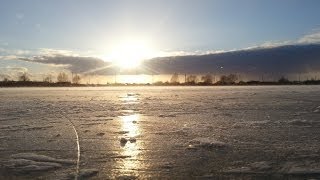 preview picture of video 'Открываем сезон покатушек на коньках на озере в Урюпинске.'