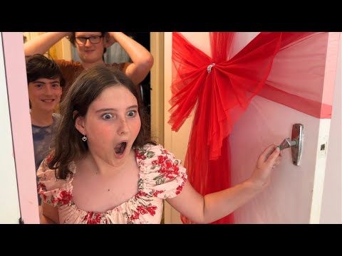 WHAT'S BEHIND ALIYAH'S DOOR? KIDS OPEN THIER MAIN PRESENTS *CHRISTMAS PART 2*