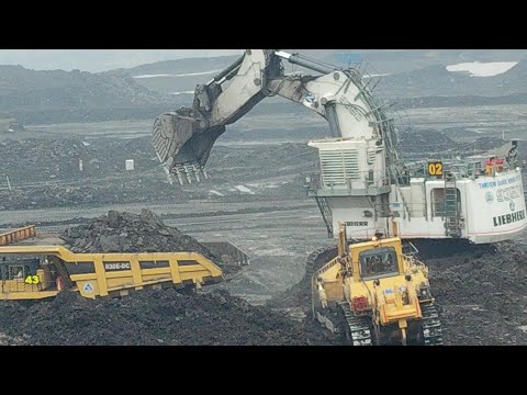 Liebherr R 9800: China vs Germany Excavator War"