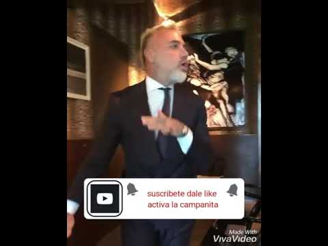 Gianluca  vacchi bailando canciones de  Nfasis  con su esposa.