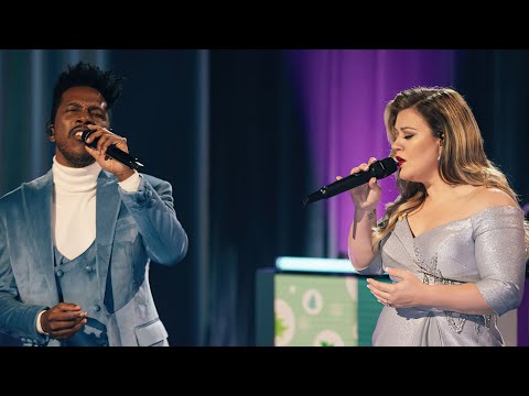 Kelly Clarkson & Leslie Odom Jr. - O Holy Night (...When Christmas Comes Around) [HD]