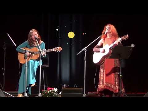 Upe nesa ozoliņu - latviešu tautasdziesma. Dzied Laila Ilze Purmaliete un Anta Eņģele