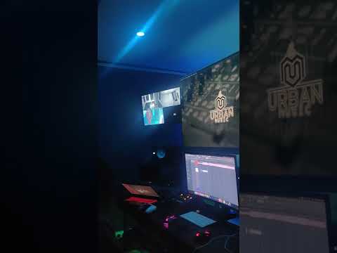 Session studio avec AKNOSE à UrbanMusic #ShortPasSiShortQueÇa