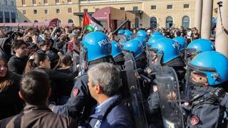 Bologna, il video del corteo in stazione: bottiglie e fumogeni contro la polizia, gli agenti resp...