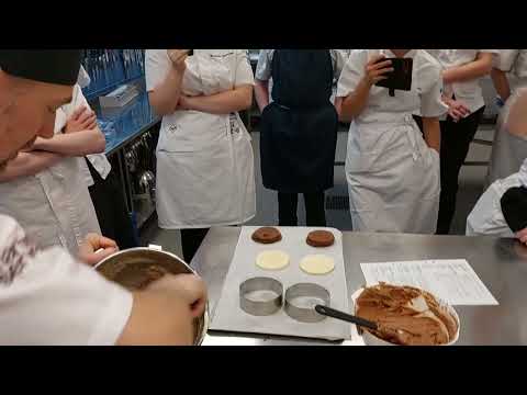 Hur man gör chokladmousse och monterar en tårta