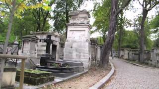 Walk to Jim Morrison&#39;s Grave at Père Lachaise Cemetery in Paris On a cloudy day 1