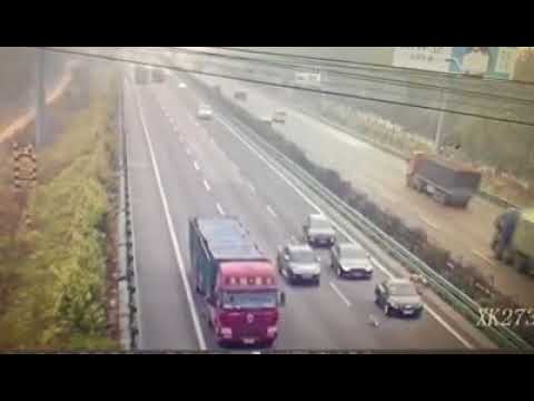 Schokkende beelden: Ongeval op de snelweg, vrachtwagen rijdt betrokkenen omver