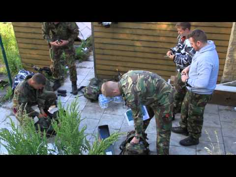 Militairen bestormen huis aan Lekdijk Nieuw-Lekkerland, donderdag 12 juni (2)