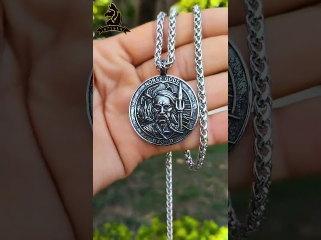 Vídeo relacionado con FaithHeart Collar Vikingo Brújula Punta de Flecha Colgante Vegvisir Acero Inoxidable 316L Hombre Joyería Nórdica Escudo Arma de Protección