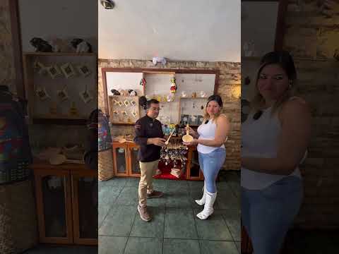 La cuchara de palo más grande del mundo está en Paute y dentro del Restaurant Corvel.