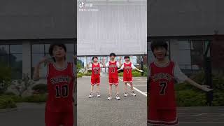 Download lagu Tiga anak laki-laki Korea yang imut menari 😻🩰 #tari #korean #tarikore #celanapendek mp3