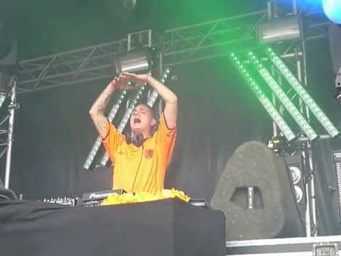 Gatecrasher (God save the Queen) - Sean Tyas playing  Mess Of A Machine